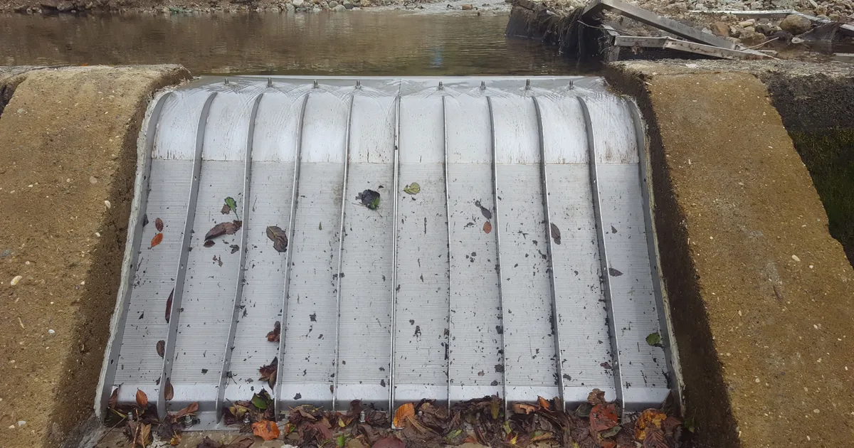 Silt, grit and small surface debris resting on the face of an installed Coanda screen