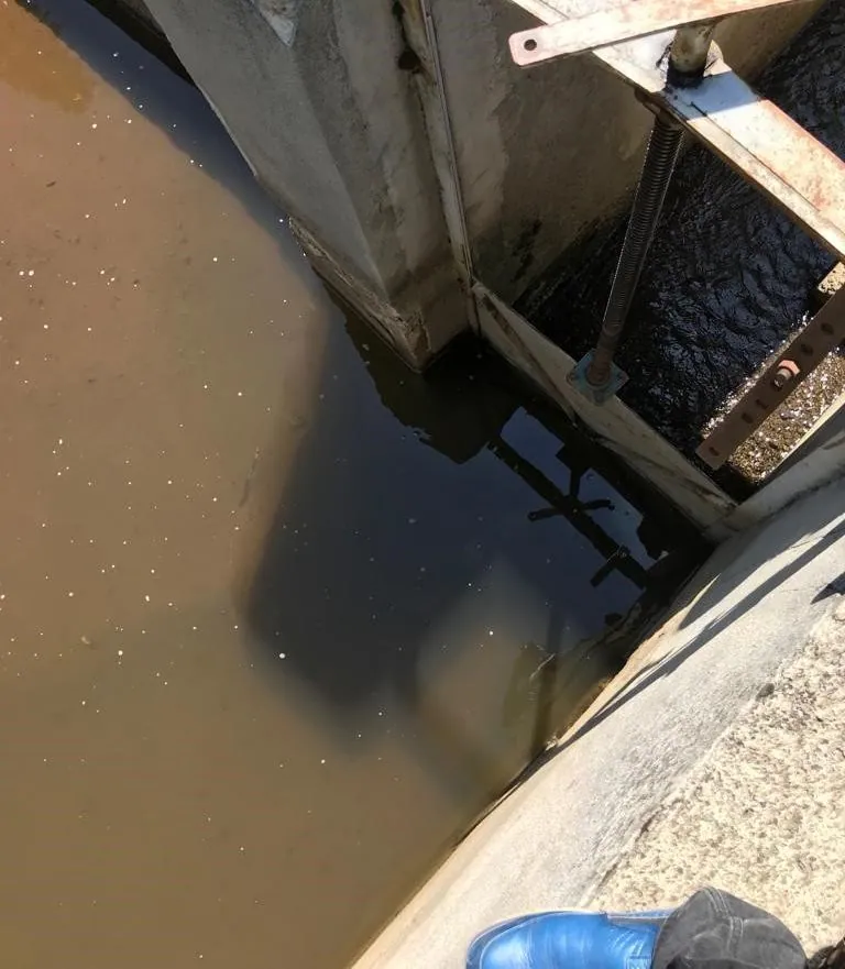Wasserfassung Tonya, Karaağaçlı vor der Nachrüstung: ein verrosteter Stabrechen aus Stahl über einer Kammer mit dunklem, verschlammtem Wasser