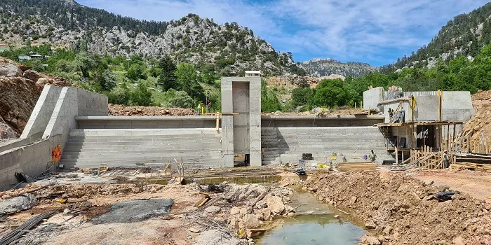 هدّار مأخذ Gongele HPP (محطة كهرومائية) قيد الإنشاء في أنطاليا، قبل تركيب 28 شبكة كواندا