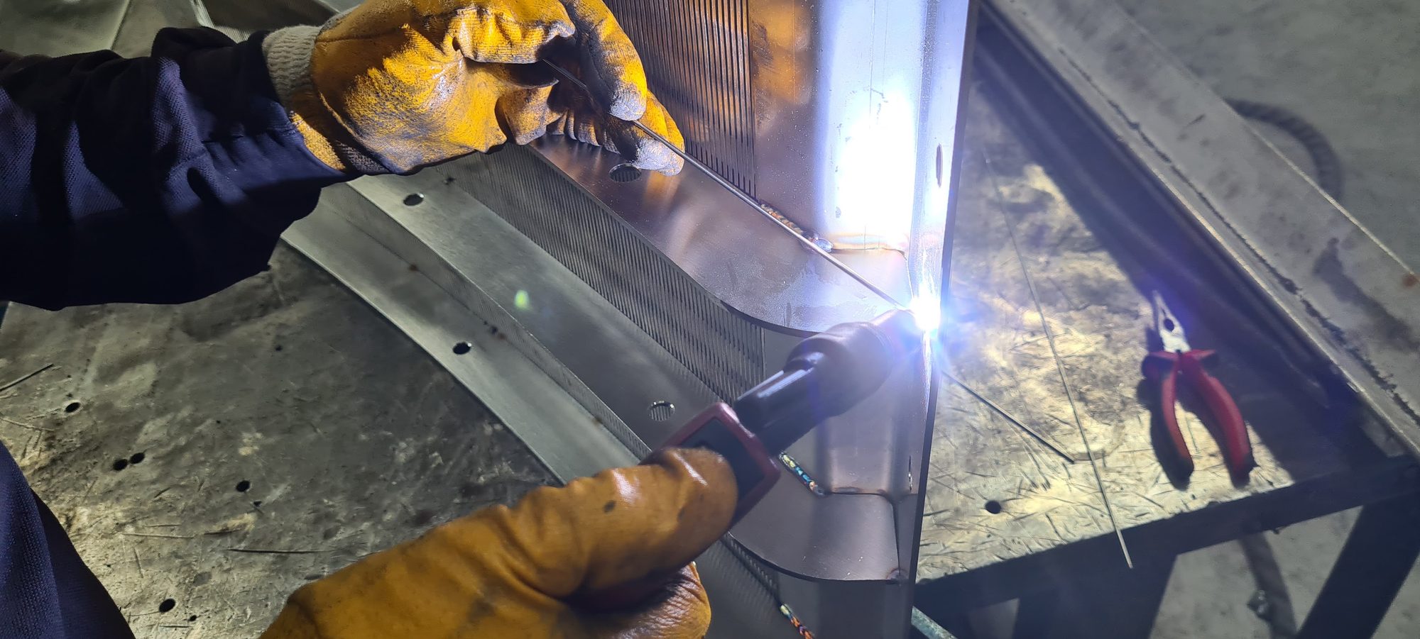 Soudage TIG d'un châssis de grille de prise d'eau Coanda en acier inoxydable à l'usine ADENCO d'Istanbul