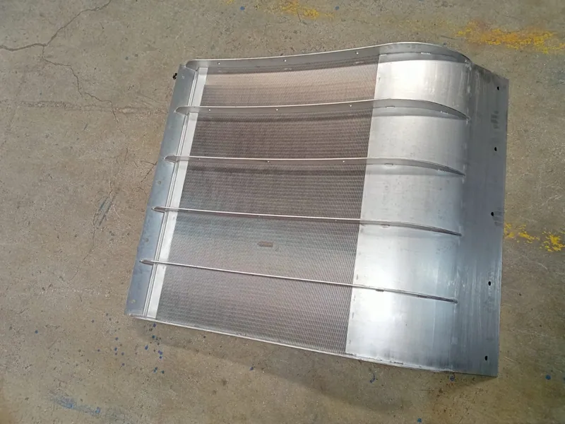 Rejillas de toma Coanda 2 x ADENCO-70-1, toma de 134 l/s para innivación, panel de rejilla en el taller antes del envío, Andorra