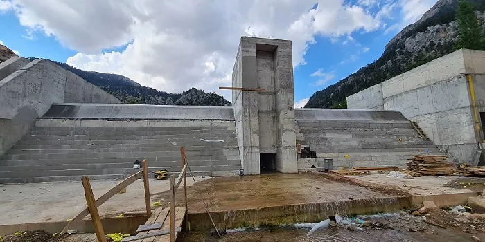 Rejillas de toma Coanda 28 x ADENCO-127, toma de 4424 l/s para energía hidroeléctrica, obra de toma de la central hidroeléctrica Gongele en construcción, Antalya, Türkiye