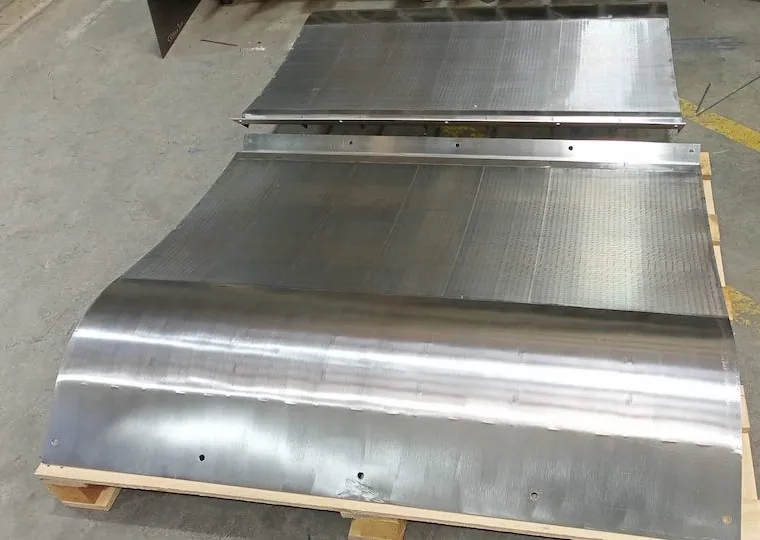 Rejillas de toma Coanda 2 x ADENCO-127-1.1, toma de 330 l/s para energía hidroeléctrica, paneles de rejilla embalados en cajas para el envío, Austria