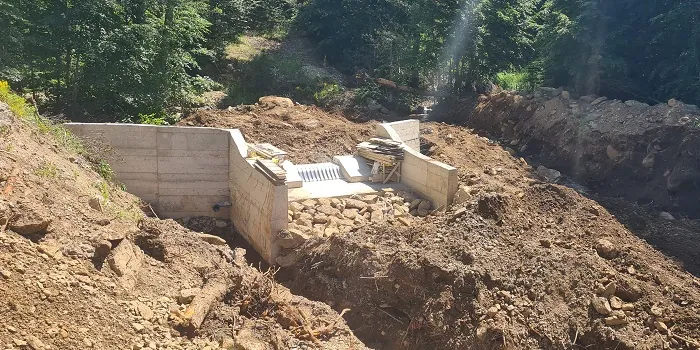 Rejilla de toma Coanda Customized, toma para riego, obra de toma en construcción en terreno excavado, Bursa, Türkiye