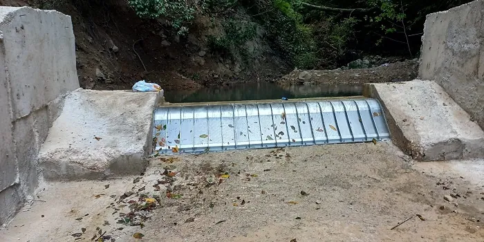 Rejillas de toma Coanda 3 x ADENCO-45-1, toma de 105 l/s para riego, rejilla Coanda integrada en un azud de hormigón en un arroyo boscoso, Bursa, Türkiye