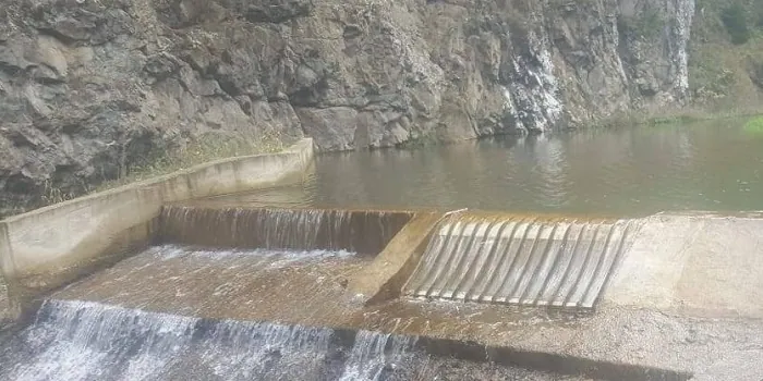 Rejillas de toma Coanda 3 x ADENCO-70-0.75, toma de 150 l/s para agua potable, azud de hormigón con la rejilla Coanda en un extremo de la cresta del azud, Türkiye