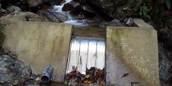 Rejilla de toma Coanda ADENCO-70-0.75, toma de 50 l/s para agua potable, rejilla Coanda al pie de un arroyo rocoso con las hojas arrastradas, Türkiye
