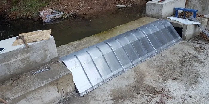 Rejillas de toma Coanda 3 x ADENCO-45-1, toma de 105 l/s para riego, rejilla Coanda a lo ancho de un azud en un río pequeño, junto a una compuerta, Türkiye