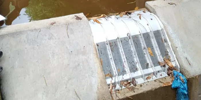 Rejilla de toma Coanda ADENCO-70-0.75, toma de 50 l/s para agua potable, rejilla Coanda sobre un azud, que arrastra hojas de otoño de su superficie, Türkiye