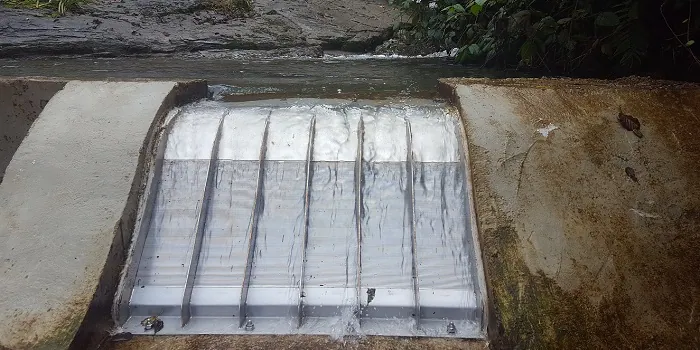 Rejilla de toma Coanda ADENCO-45-1, toma de 35 l/s para agua potable, rejilla Coanda sobre un azud de hormigón, vista desde aguas abajo, Trabzon, Türkiye