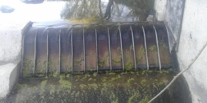 Rejillas de toma Coanda 2 x ADENCO-45-1, toma de 70 l/s para riego, rejilla Coanda en un azud estrecho con agua sobre el alambre en cuña, Göreme-Ürgüp, Türkiye