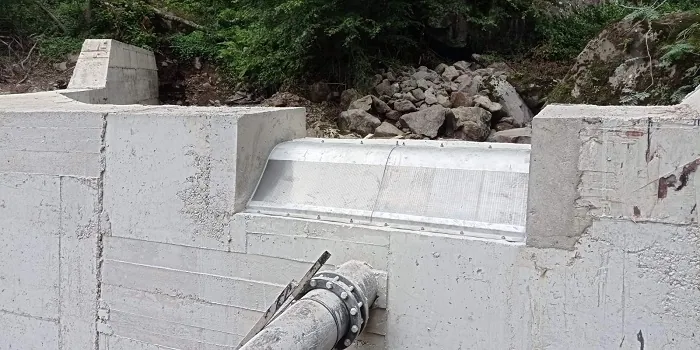 Rejillas de toma Coanda 2 x ADENCO-45-1, toma de 70 l/s para agua potable, rejilla Coanda en una toma de hormigón con la tubería de salida debajo, Ordu, Türkiye