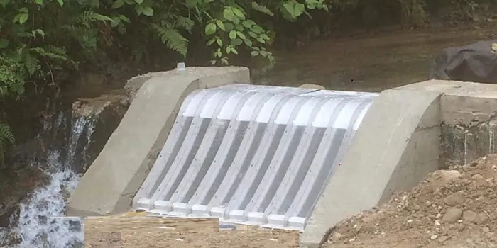 Rejillas de toma Coanda 2 x ADENCO-70-0.75, toma de 100 l/s para agua potable, rejilla Coanda curva sobre un azud, vista desde la ribera, Trabzon, Türkiye