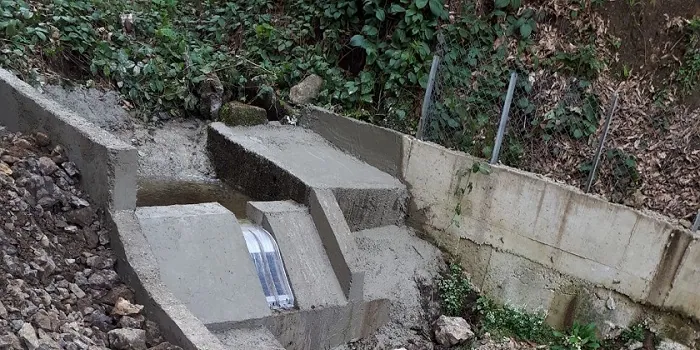Rejilla de toma Coanda ADENCO-45-0.30, toma de 10 l/s para agua potable, rejilla Coanda pequeña en una toma de hormigón entre árboles, Trabzon, Türkiye