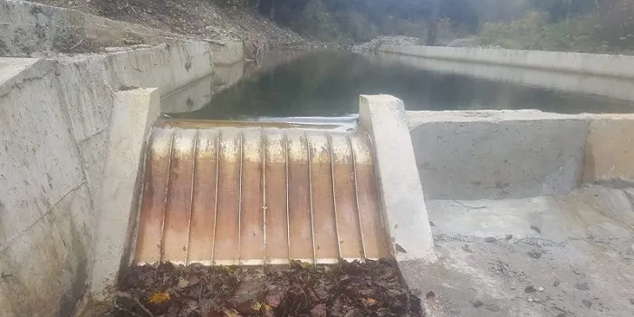 Rejillas de toma Coanda 2 x ADENCO-70-0.75, toma de 100 l/s para agua potable, rejilla Coanda sobre un azud con el embalse detrás, Trabzon, Türkiye