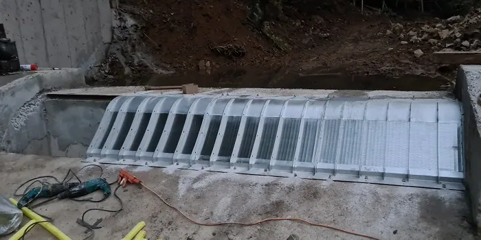 Rejillas de toma Coanda 4 x ADENCO-45-1, toma de 140 l/s para riego, montaje de los paneles de rejilla en el canal, Türkiye