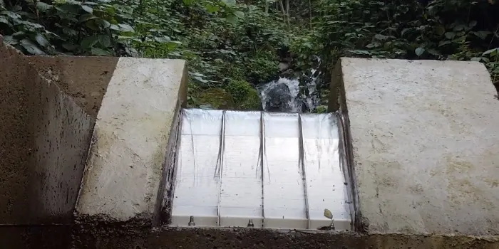 Rejilla de toma Coanda ADENCO-45-0.60, toma de 20 l/s para agua potable, rejilla Coanda estrecha entre aletas de hormigón, Türkiye