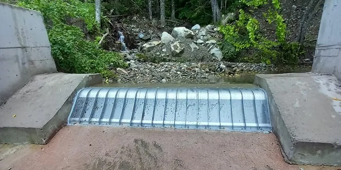 Rejillas de toma Coanda 3 x ADENCO-45-1, toma de 105 l/s para riego, rejilla Coanda sobre el azud de un río con riberas boscosas, Bursa, Türkiye