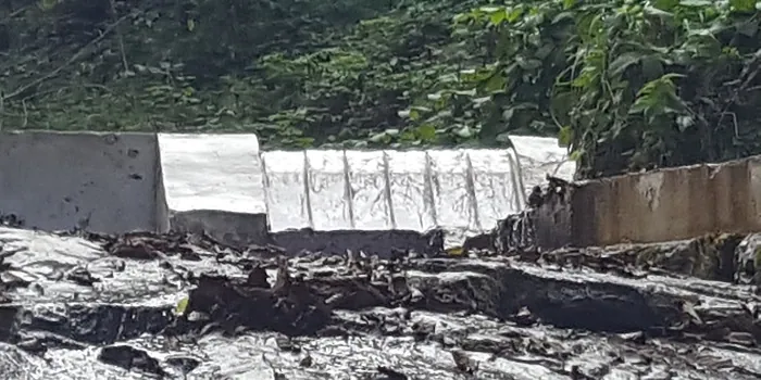 Rejilla de toma Coanda ADENCO-45-1, toma de 35 l/s para agua potable, rejilla Coanda en un arroyo de montaña durante la construcción, Trabzon, Türkiye