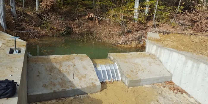 Rejilla de toma Coanda ADENCO-45-1, toma de 35 l/s para riego, rejilla Coanda en una pequeña toma de agua en el bosque, Bursa, Türkiye
