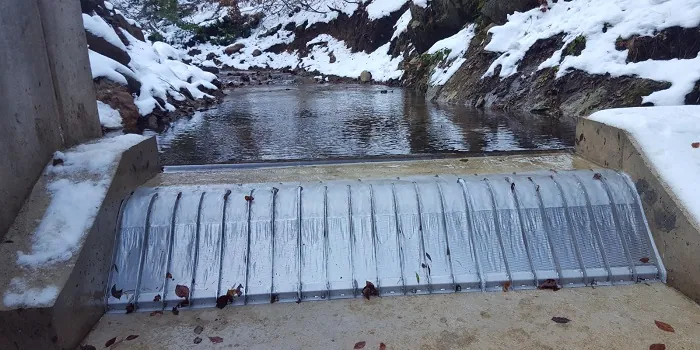 Rejillas de toma Coanda 3 x ADENCO-45-1, toma de 105 l/s para agua potable, rejilla Coanda sobre un azud en invierno con nieve en las riberas del río, Türkiye