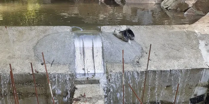 Rejilla de toma Coanda ADENCO-45-0.45, toma de 15 l/s para agua potable, rejilla Coanda en un bloque de toma de hormigón durante la construcción, Trabzon, Türkiye