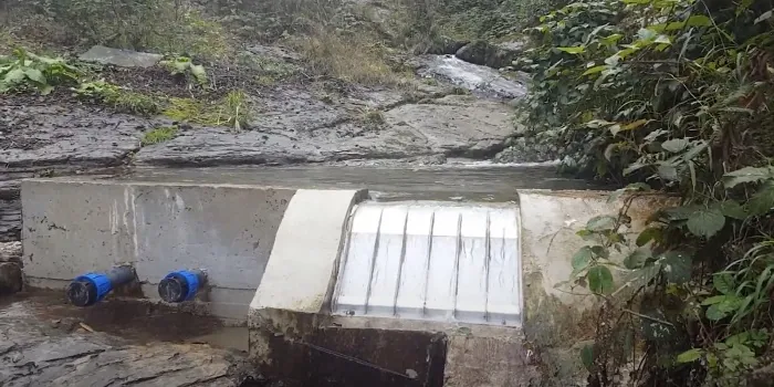 Rejilla de toma Coanda ADENCO-45-1, toma de 35 l/s para agua potable, rejilla Coanda en la toma de agua de un río pequeño con válvulas de salida, Trabzon, Türkiye