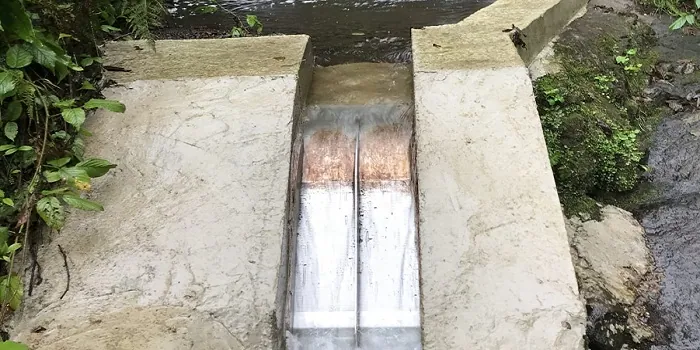 Rejilla de toma Coanda ADENCO-45-0.30, toma de 10 l/s para agua potable, rejilla Coanda estrecha en un canal de hormigón, vista desde arriba, Trabzon, Türkiye