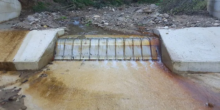 Rejillas de toma Coanda 2 x ADENCO-45-1, toma de 70 l/s para riego, paneles de rejilla integrados en el azud de un río, Bursa, Türkiye