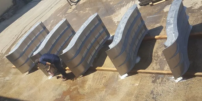 Rejilla de toma Coanda Customized, toma de 1250 l/s para energía hidroeléctrica, grandes paneles de rejilla curvos dispuestos en obra antes de la instalación, Europe