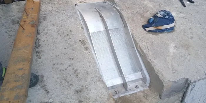 Rejilla de toma Coanda ADENCO-45-0.30, toma de 10 l/s para agua potable, rejilla Coanda pequeña embebida en una losa de hormigón, Türkiye