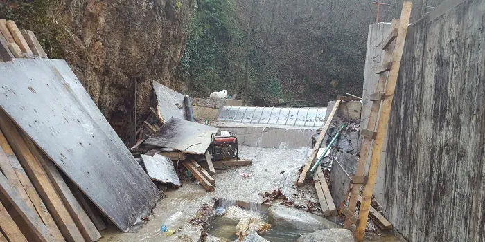 Rejillas de toma Coanda 6 x ADENCO-45-0.50, toma de 105 l/s para agua potable, obra de toma en construcción con el encofrado colocado, Türkiye