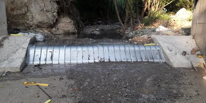 Rejillas de toma Coanda 4 x ADENCO-45-1, toma de 140 l/s para riego, rejilla Coanda ancha a lo ancho de un azud en un valle boscoso, Bursa, Türkiye