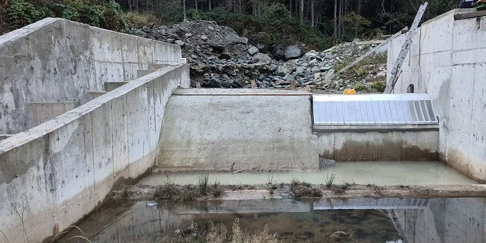 Rejilla de toma Coanda Customized, toma de 260 l/s para agua potable, rejilla Coanda dentro de una gran balsa de toma de hormigón, Artvin, Türkiye