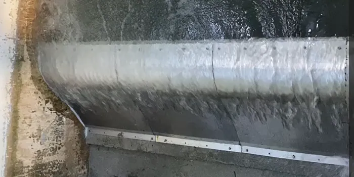 Rejillas de toma Coanda 2 x ADENCO-70-1.5, toma de 200 l/s para planta de tratamiento de agua, rejilla Coanda a pleno caudal rejilla Coanda a pleno caudal con el agua discurriendo en lámina delgada sobre el alambre en cuña en lámina delgada sobre el alambre en cuña, Izmit, Türkiye