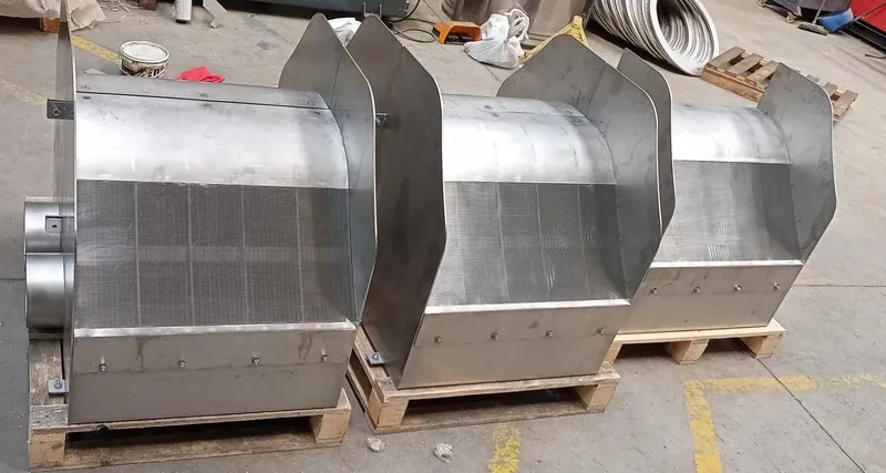 Rejillas de toma Coanda 5 x ADENCO-BOX, toma de 125 l/s para planta de tratamiento de agua, unidades ADENCO-BOX sobre palés antes del envío, Georgia