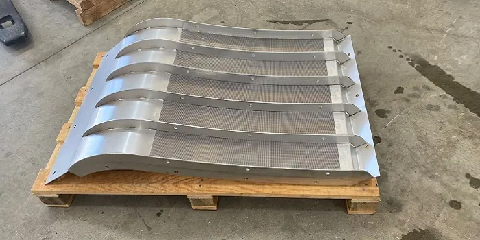 Rejilla de toma Coanda ADENCO-70-0.75, toma de 50 l/s para energía hidroeléctrica, panel de rejilla sobre un palé antes del envío, Greece