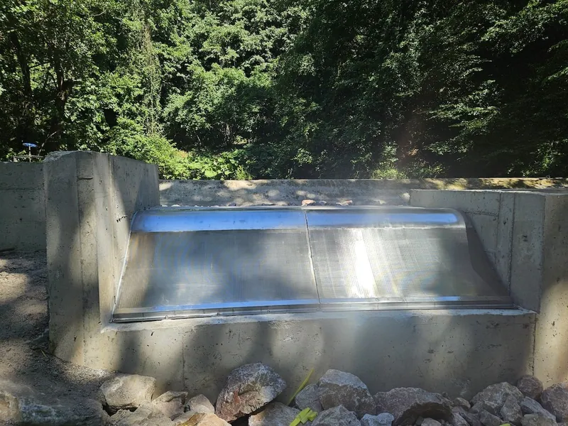 Rejillas de toma Coanda 2 x ADENCO-70-1.5, toma de 200 l/s para agua potable, rejilla Coanda en una toma forestal con aletas de muro de piedra, Kocaeli, Türkiye