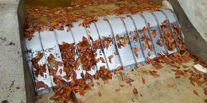 Rejillas de toma Coanda 2 x ADENCO-45-1, toma de 70 l/s para riego, rejilla Coanda sobre un azud con hojas de otoño que son arrastradas de su superficie, Türkiye