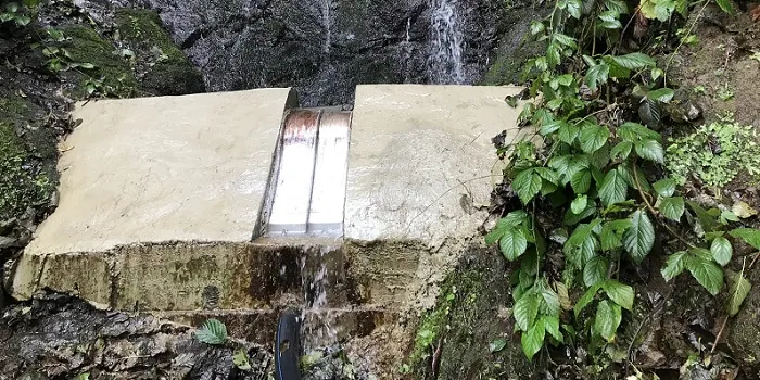Rejilla de toma Coanda ADENCO-45-0.30, toma de 10 l/s para agua potable, pequeña rejilla Coanda en una toma de hormigón sobre un arroyo forestal, Trabzon, Türkiye