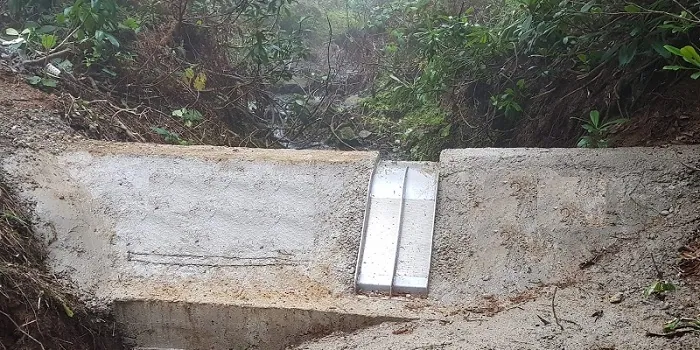 Rejilla de toma Coanda ADENCO-45-0.30, toma de 10 l/s para agua potable, pequeña rejilla Coanda en un muro de toma de hormigón, Trabzon, Türkiye