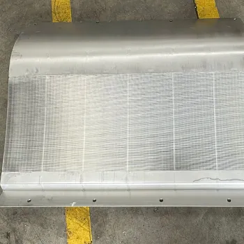 Rejilla de toma Coanda ADENCO-45-1, toma de 35 l/s para agua potable, primer plano del panel de rejilla de alambre en cuña, Spain