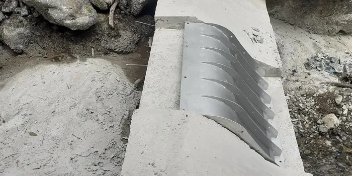 Rejilla de toma Coanda ADENCO-45-1, toma de 35 l/s para riego, rejilla Coanda integrada en un bloque de hormigón, vista superior, Türkiye