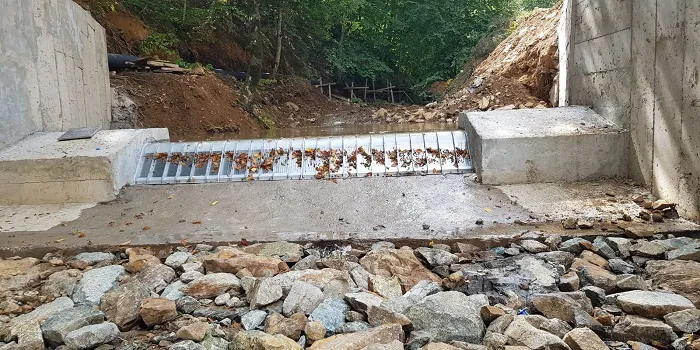 Rejillas de toma Coanda 4 x ADENCO-45-1, toma de 140 l/s para riego, rejilla Coanda ancha sobre un azud que cruza un lecho fluvial pedregoso, Türkiye