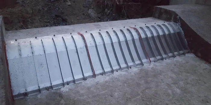 Rejillas de toma Coanda 3 x ADENCO-45-1, toma de 105 l/s para agua potable, rejilla Coanda sobre un azud rejilla Coanda sobre un azud con el agua discurriendo en lámina delgada sobre la cresta en lámina delgada sobre la cresta del azud, Türkiye
