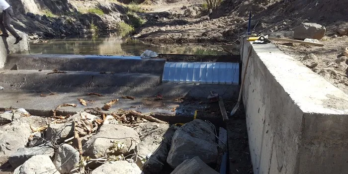 Rejillas de toma Coanda 2 x ADENCO-45-1, toma de 70 l/s para agua potable, rejilla Coanda en una toma fluvial entre bloques de roca, Türkiye