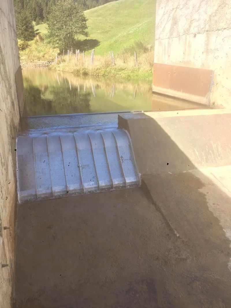 Rejillas de toma Coanda 2 x ADENCO-45-0.60, toma de 40 l/s para agua potable, rejilla Coanda sobre un azud junto a un pastizal abierto, Trabzon, Türkiye