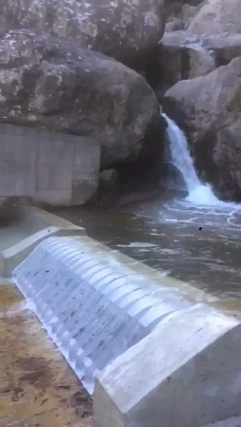Rejillas de toma Coanda 3 x ADENCO-45-1, toma de 105 l/s para agua potable, rejilla Coanda bajo una cascada entre bloques de roca, Trabzon, Türkiye