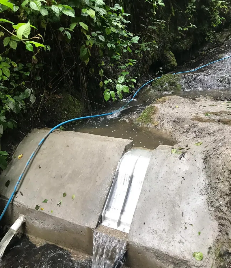 Rejilla de toma Coanda ADENCO-45-0.30, toma de 10 l/s para agua potable, rejilla Coanda en un bloque de toma de hormigón con una tubería de suministro al lado, Trabzon, Türkiye
