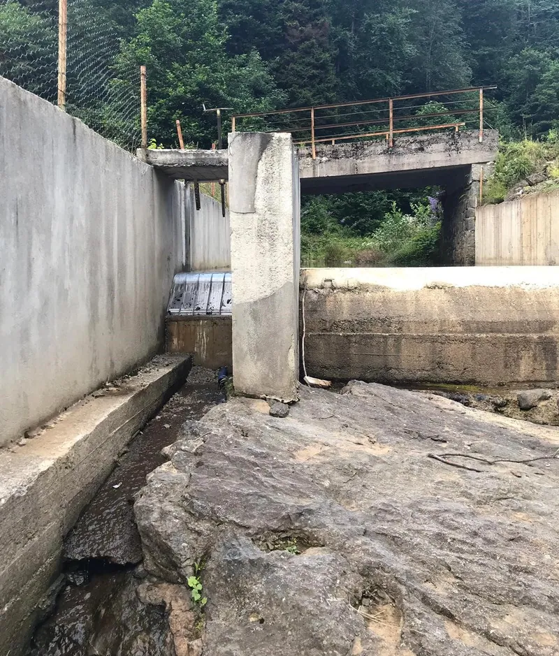 Rejilla de toma Coanda ADENCO-45-0.90, toma de 30 l/s para agua potable, rejilla Coanda en una toma bajo un puente de carretera, Trabzon, Türkiye